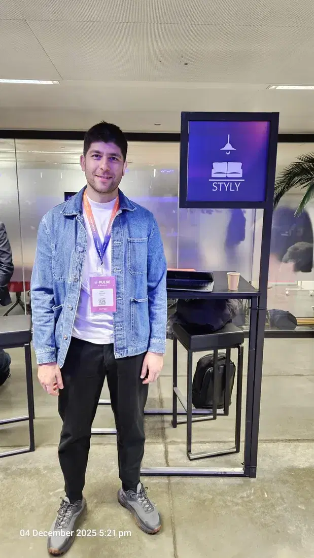 STYLY partner badge and stand at the ai-PULSE conference by Scaleway