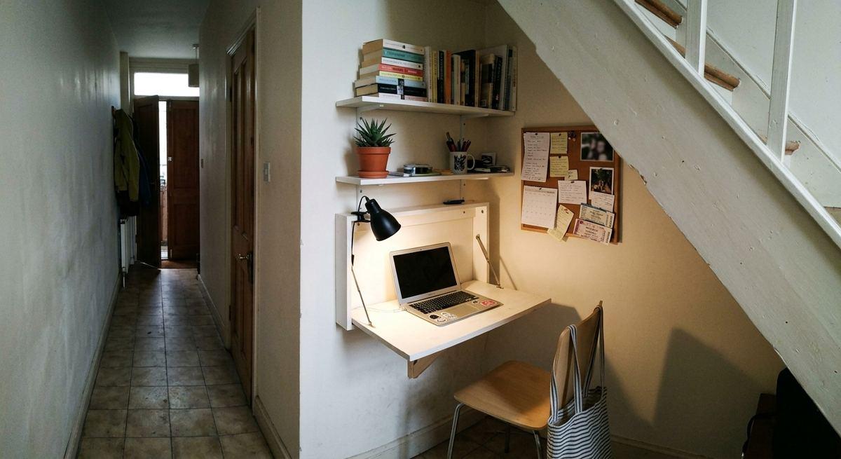 3. Bureau rabattable sous l'escalier