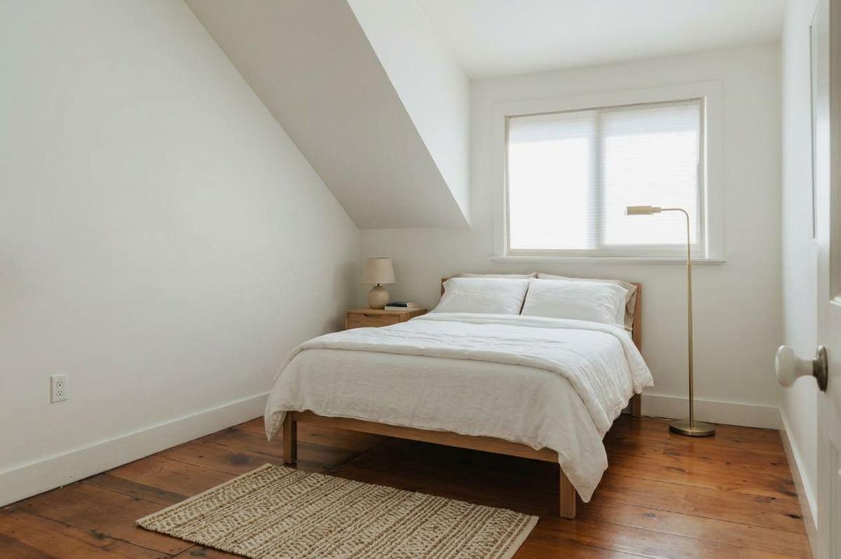1. Bedroom, with the room locked / 1. Chambre, pièce verrouillée